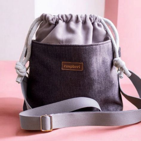 Szara listonoszka z kominem z ciemnego weluru