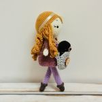 Lalka z misiem w torebce szydełkowa - lalka kolekcjonerska