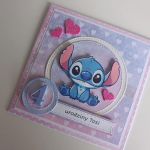 Kartka na urodziny Stich serduszka z personalizacją - Kartka na urodziny Stich serduszka z personalizacją