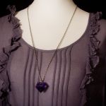 Długi naszyjnik z fioletowym diamentem - Długi naszyjnik