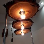 Lampa sufitowa z  trzech plastrów drewna akacji - Widok z innej strony