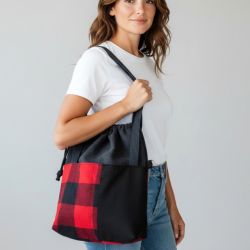 Czarno-czerwona torba z kominem do wózka w kratę