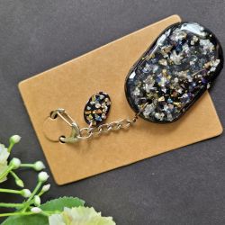 Brelok czarno-srebrny z żywicy do kluczy torebki plecaka