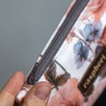 Etui na klucze z jasnego weluru w pastelowe kwiaty – handmade - 