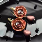 Eleganckie kolczyki kwiaty ze szklaną kroplą - brązowe kolczyki kwiaty