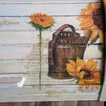 chlebak drewniany słoneczniki - zdjęcie przedstawia dwukrotne powiększenie, widać na nim dokładnie zdobienia , fakturę farb oraz efekt spękań farby wierzchniej,