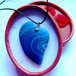 Matowy agat kolisty, niebieskie serce, wisior