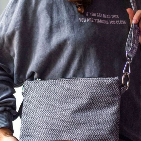 Kopertówka z szarej plecionki na kolorowym pasku