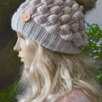 Czapka bąblowa z pomponem w kolorze beżowy - na głowę