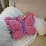 Poduszka pluszowa "Motyl", Poduszka dekoracyjna, Prezent dla dziecka - Kolorystyka - przygaszony róż połączony z jasnym fioletem - Wypełnienie: hipoalergiczna kulka silikonowa.