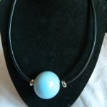 Porcelanowa niebieska kula i skóra, naszyjnik dla minimalistki - 