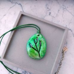 Leśna Harmonia – ręcznie robiony wisiorek z glinki