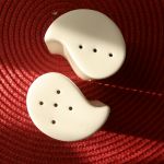 Ręcznie malowany zestaw: solniczka, pieprzyniczka i serwetnik - od góry