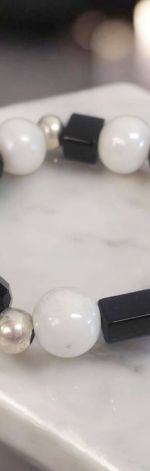 Bransoletka na gumce czarno-biała.