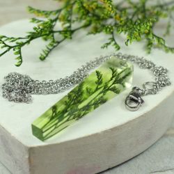 Wisiorek z roślinką w żywicy - zielony - GN5