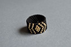 Pierścionek koralikowy czarno-złoty