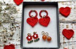 Kolczyki z wymiennymi zawieszkami – czerwone serduszka