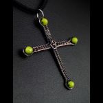 Krzyżyk, miedziany wisior z agatem zielonym - Krzyżyk z Agatem, Miedziany wisior w kształcie krzyża, ręcznie wykonany, prezent dla niej, prezent dla niego, prezent urodzinowy