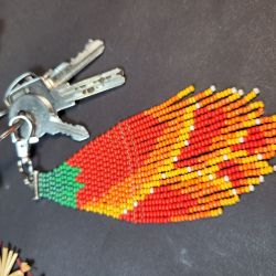 Czerwony kwiat - brelok z frędzli zawieszka chwost do kluczy torebki