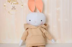 Króliczek Eddie w beżowym dresiku przytulanka