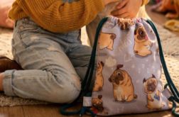 Plecak dziecięcy z weluru w mopsy 28 × 34 cm – handmade