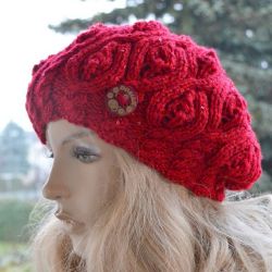 Beret z warkoczem w kolorze czerwonym