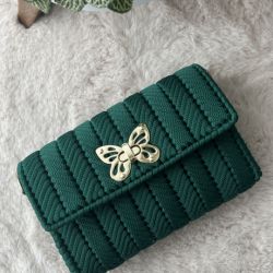 Zielona pleciona torebka handmade z motylkiem – elegancka mała torebka damska na łańcuszku