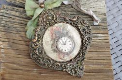 Zawieszka z Antycznym Zegarem w Ozdobnej Ramie