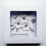 Elegancka kartka ślubna minimalistyczna  - KArtka na ślub z białymi kwiatami w pudełku