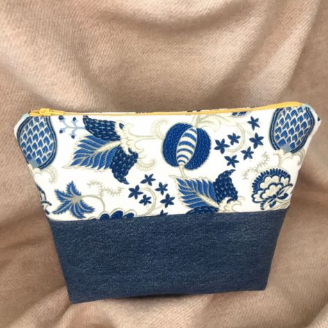 Kosmetyczka materiałowa solidna, stylowa ,praktyczna,jeans