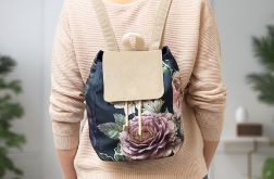 Mały granatowo-beżowy plecak w kwiaty