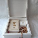 szkatułka-pamiątka I Komunii Św. z symbolami eucharystycznymi - w użyciu