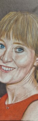 A4 Portret ze zdjęcia na czarnym papierze - kredki