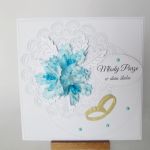 Kartka MŁODEJ PARZE z błękitnymi kwiatami - Biało-błękitna pamiątka ślubna