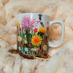 Ręcznie malowany lot bociana nad łąką kubek 270 ml.