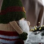 Krasnal świąteczny, Maskotka skrzat, Dekoracja wnętrz, Prezent na święta - Skrzat może pełnić funkcję dekoracji, a dzięki miękkiemu wypełnieniu może być również wykorzystany jako przytulna poduszka.