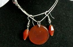 Czerwony karneol, delikatny zestaw biżuterii, wisiorek, kolczyki, łańcuszek