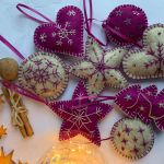 Dekoracja świąteczna z filcu z ozdobnym haftem - wzór 002 - Zestaw ozdób świątecznych - szary melanż/purpura
