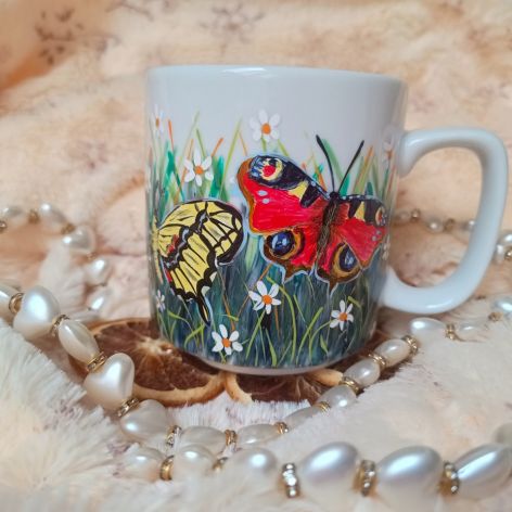 Ręcznie malowany kubek letnia łąka i motyle