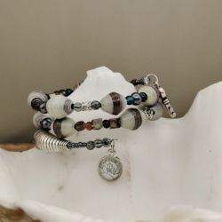 Bransoletka Sekretny Ogród – ręcznie robiona bransoletka z papierowych koralików i zawieszek