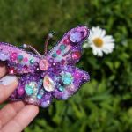 Broszka z haftowanym motylem do płaszcza, torby - Motyl to również symbol piękna, które ze skromoności przeradza się w prawdziwą doskonałość.