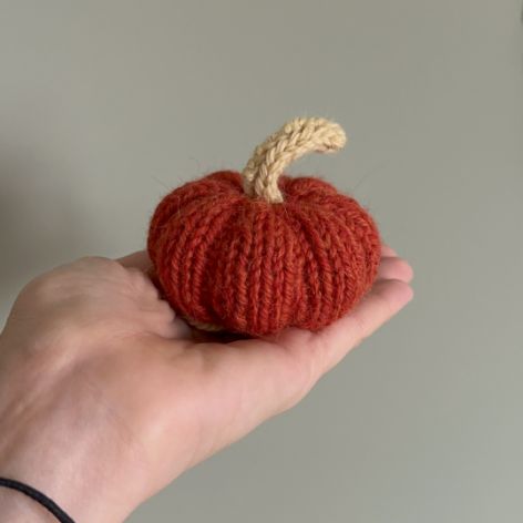 Dynia ozdobna, S, ciemnopomarańczowa z żółtym ogonkiem - 1 szt.