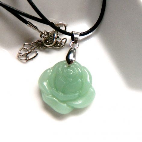 Jasnozielony jadeit, różyczka, róża na łańcuszku, wisiorek