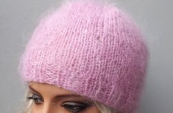 Moherowa czapka w kolorze różowym.