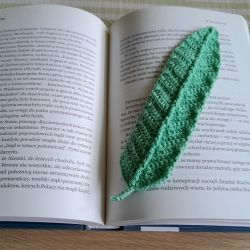 Elegancka zakładka na szydełku piórko 