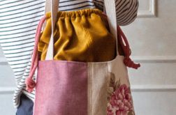 Miodowa welurowa torba z kominem do wózka w kwiaty