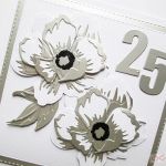 Kartka ROCZNICA ŚLUBU srebrzyste peonie - Biało-srebrna kartka na rocznicę ślubu z peoniami