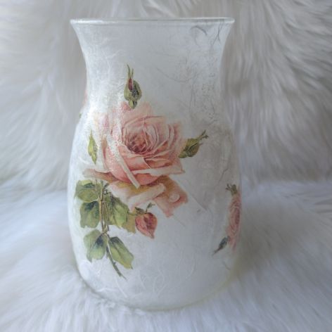 wazon-lampion szklany z morelowymi różami 
