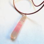 Blado różowy agat , prosty, minimalistyczny wisiorek na rzemyku - 