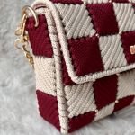 Bordowo-beżowa torebka pleciona z koralikami – eleganckie rękodzieło - Bok